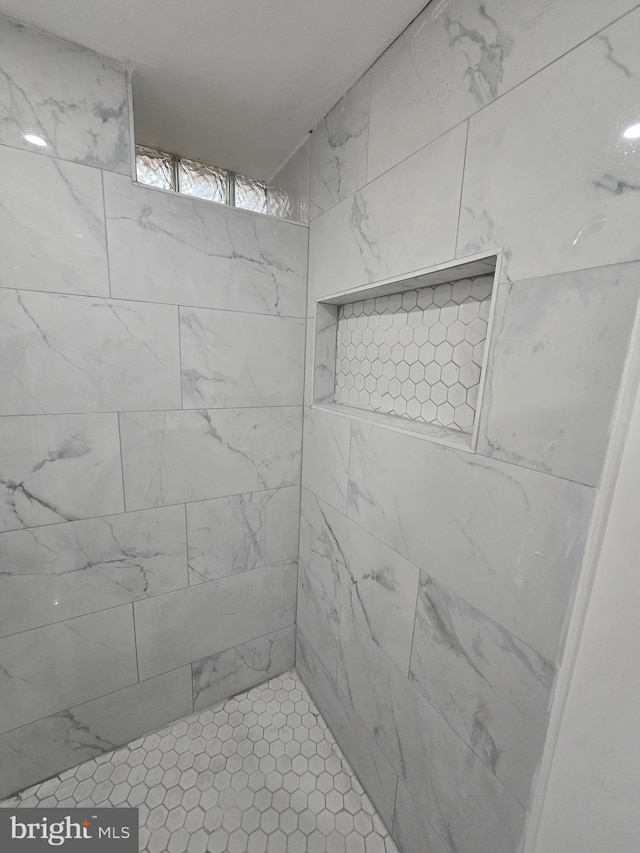 bathroom featuring tiled shower