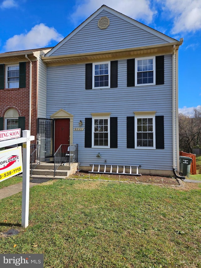 view of front of property featuring a front yard