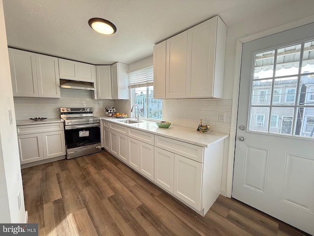 kitchen featuring tasteful backsplash, electric stove, dark hardwood / wood-style floors, sink, and white cabinets