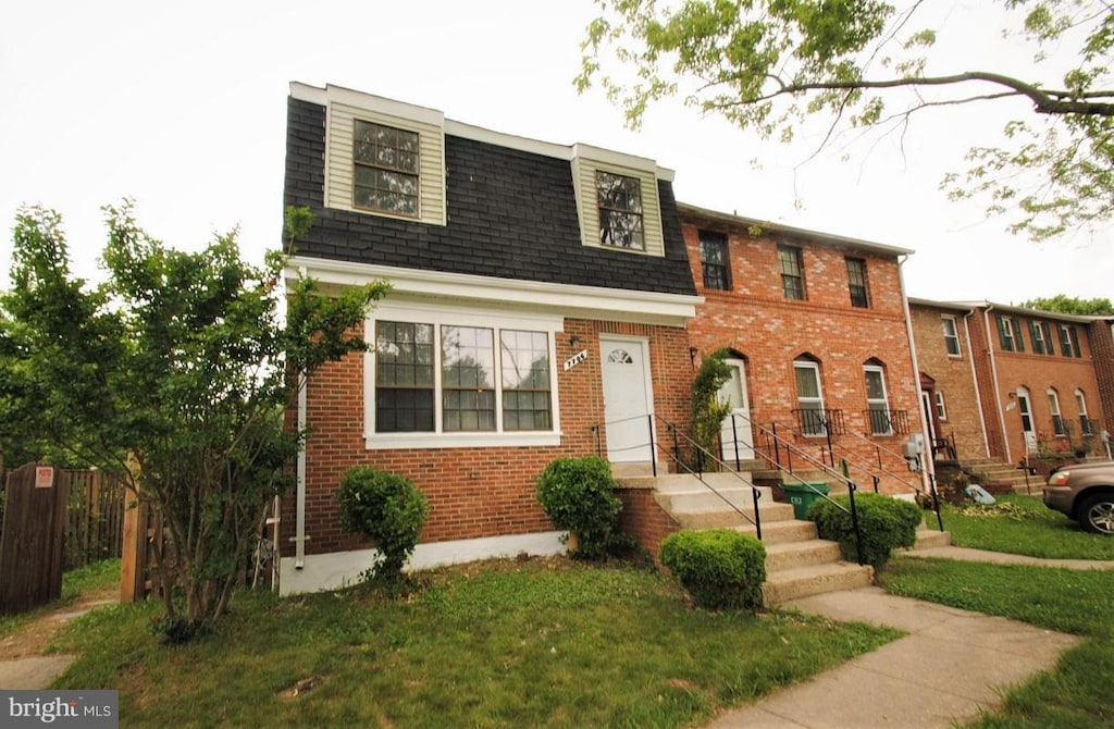 view of front facade featuring a front lawn