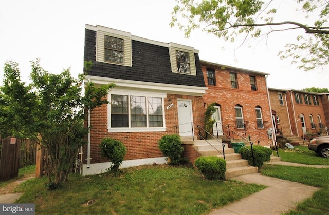 view of front facade featuring a front lawn