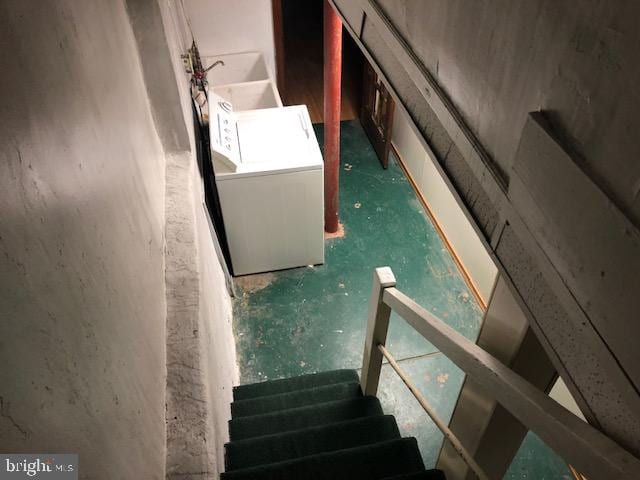 stairs with washer / clothes dryer