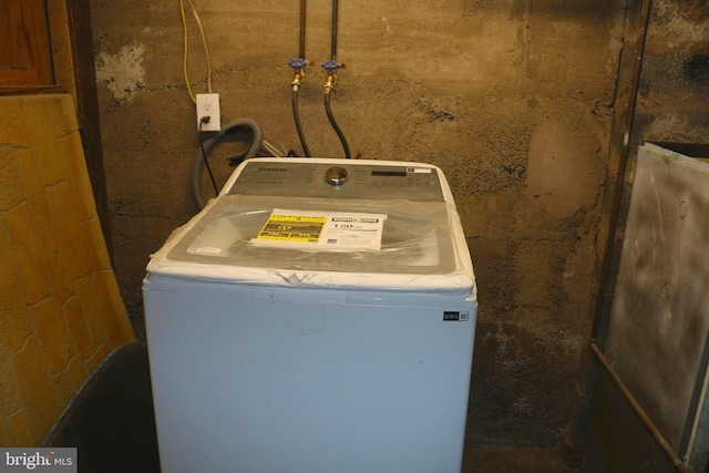 laundry area featuring washer / dryer