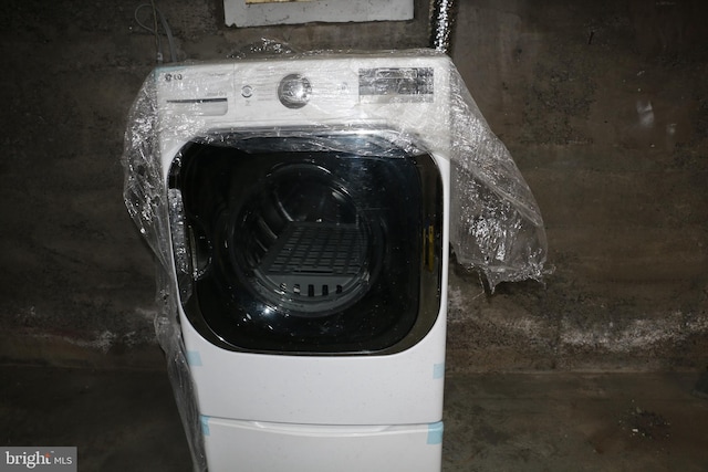 laundry area with washer / clothes dryer