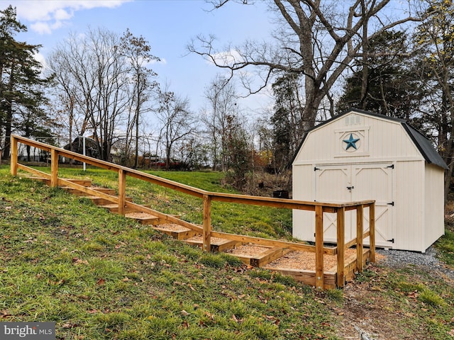 view of yard with a storage unit