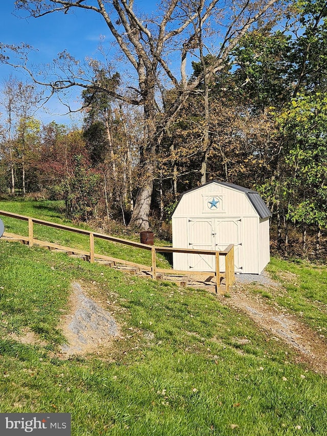 view of yard with a shed