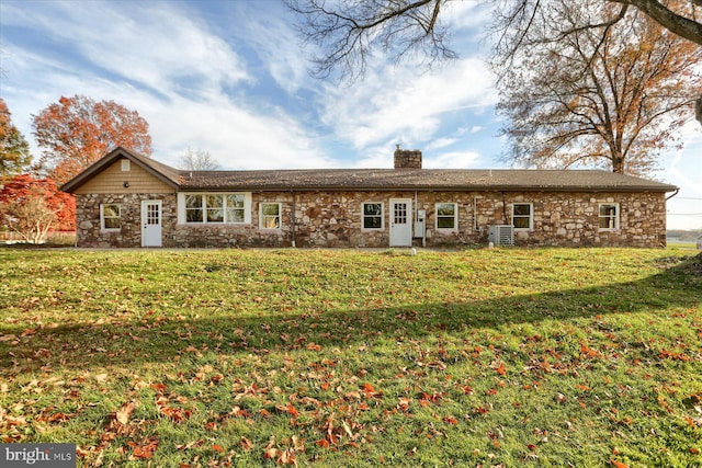 rear view of house featuring a yard