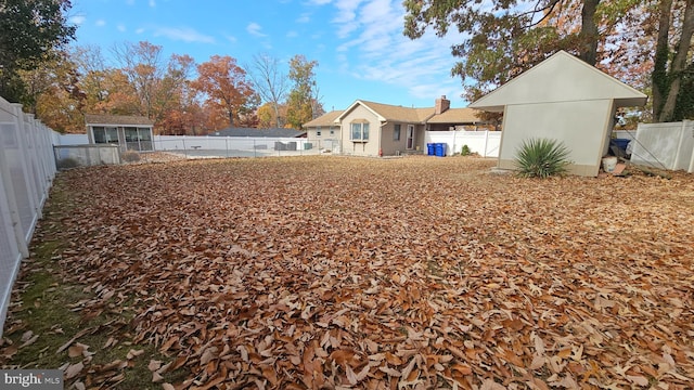 view of yard featuring a storage shed