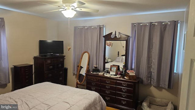 bedroom featuring ceiling fan