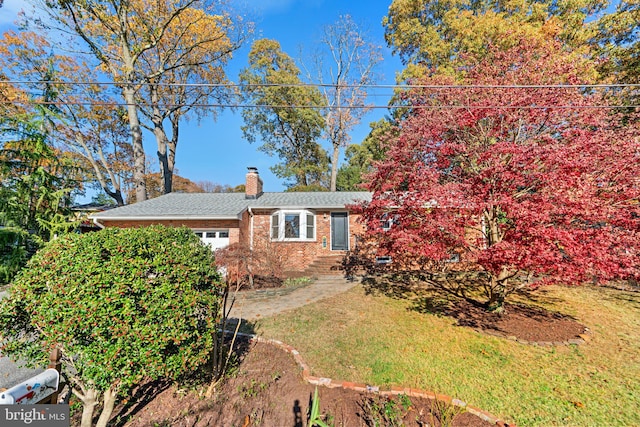 view of front of house with a front lawn