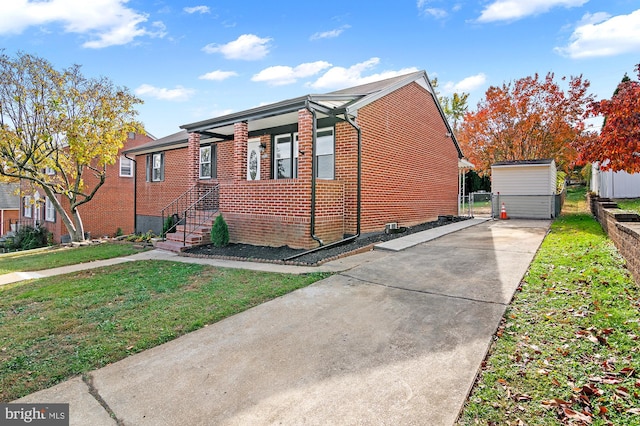 view of front of home with a front lawn