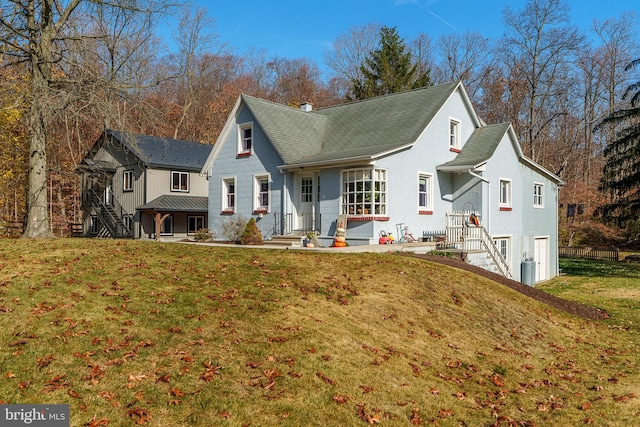 view of front facade with a front yard