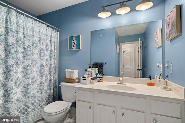 bathroom with a shower with curtain, vanity, and toilet