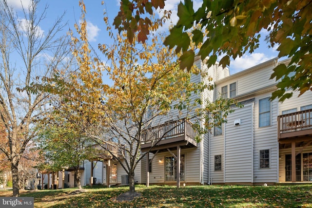 exterior space featuring a front yard