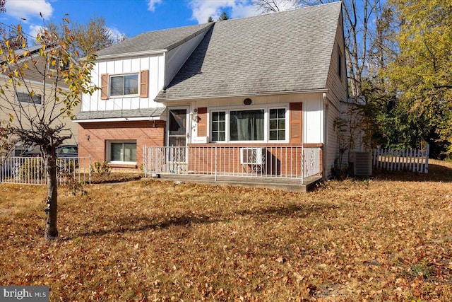 view of front of home featuring central AC and a front lawn