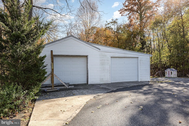 view of detached garage