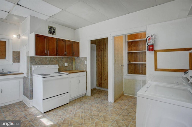 washroom featuring sink, washing machine and clothes dryer, and light tile patterned floors