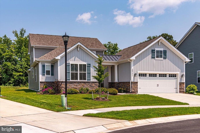 craftsman inspired home featuring a front yard