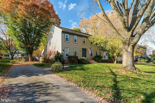 view of front of house featuring a front lawn