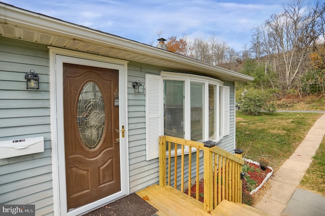 property entrance featuring a lawn