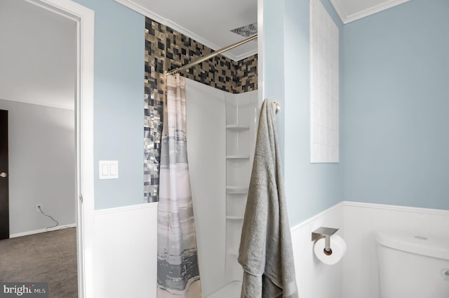 bathroom featuring ornamental molding, curtained shower, and toilet