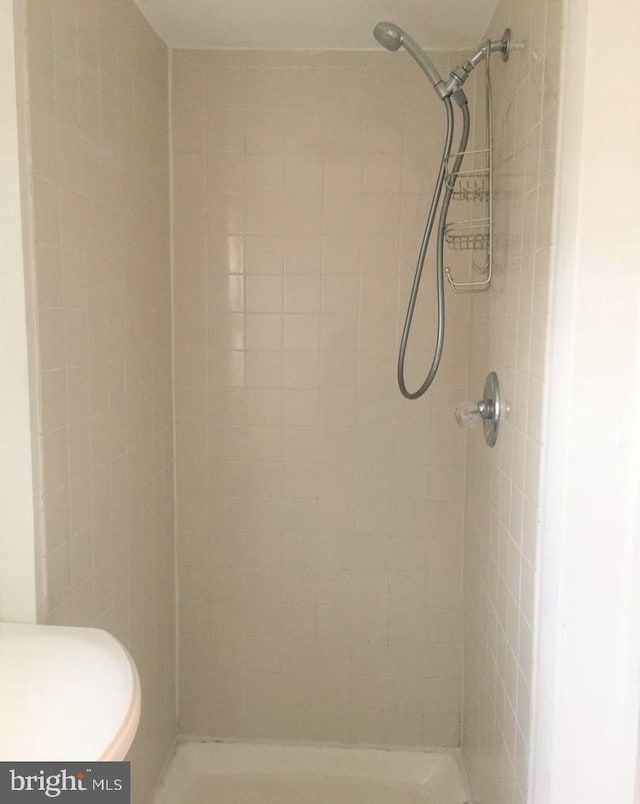 bathroom featuring tiled shower