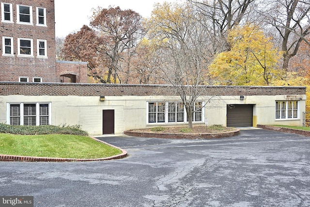 view of front of property featuring a garage and a front yard