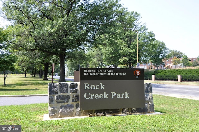 community / neighborhood sign with a lawn