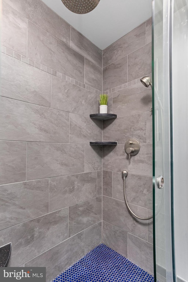 bathroom featuring tiled shower