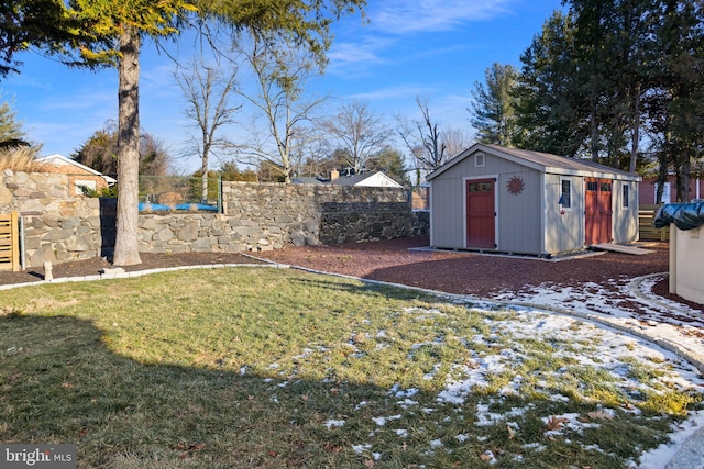 view of yard featuring a storage unit