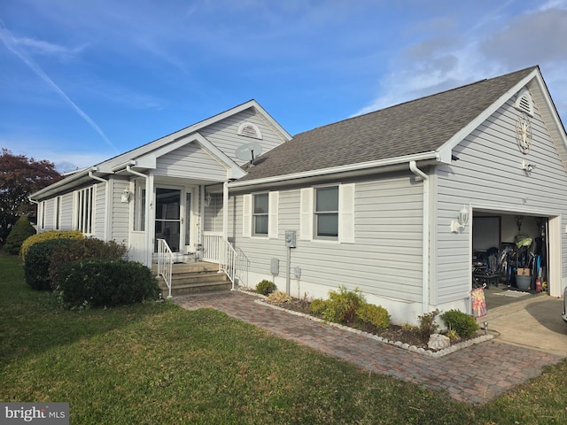 view of front facade featuring a front yard