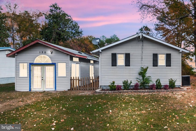 view of front of property featuring a shed and a yard