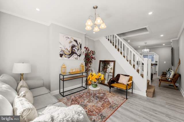 living room featuring light wood-type flooring, an inviting chandelier, and crown molding