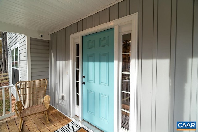 property entrance featuring a porch