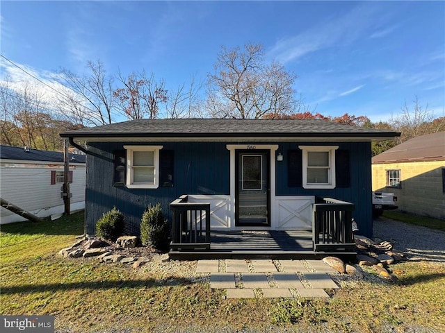 view of front of house with a porch and a front lawn