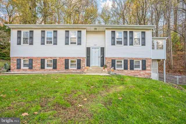 bi-level home featuring a front yard