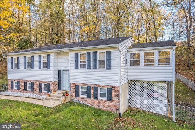 split foyer home with a front yard