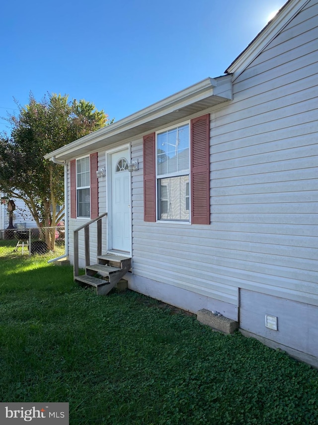 view of front of house featuring a front lawn