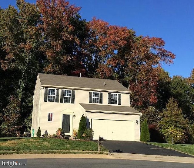 view of front of home featuring a front lawn and a garage