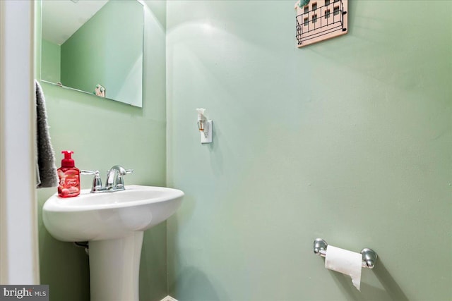 bathroom featuring sink