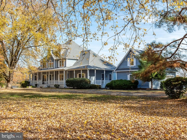 view of front of property featuring a front yard and a porch