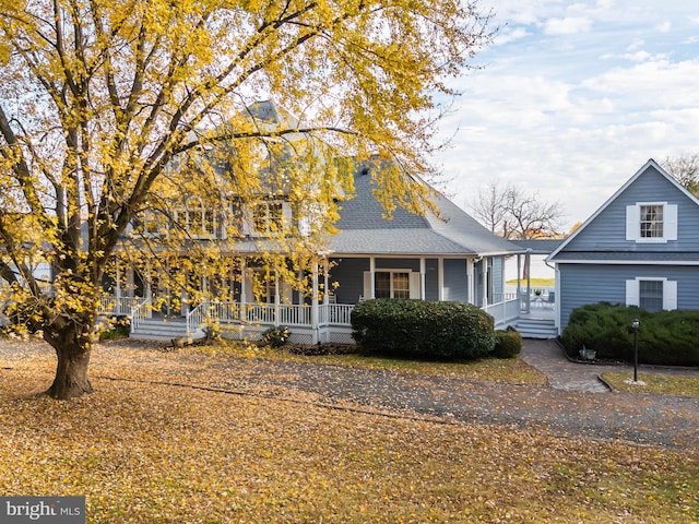 view of front of property featuring a porch