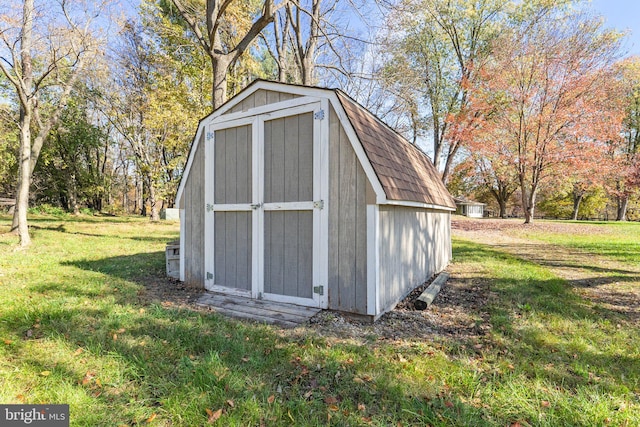 view of outdoor structure with a yard