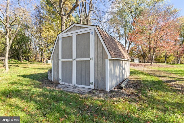 view of outdoor structure featuring a yard