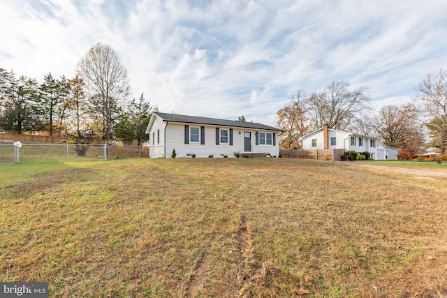 view of front of property featuring a front lawn