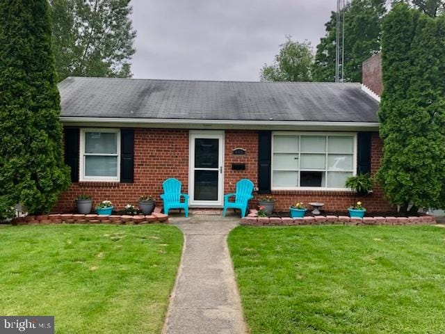 single story home with a front lawn