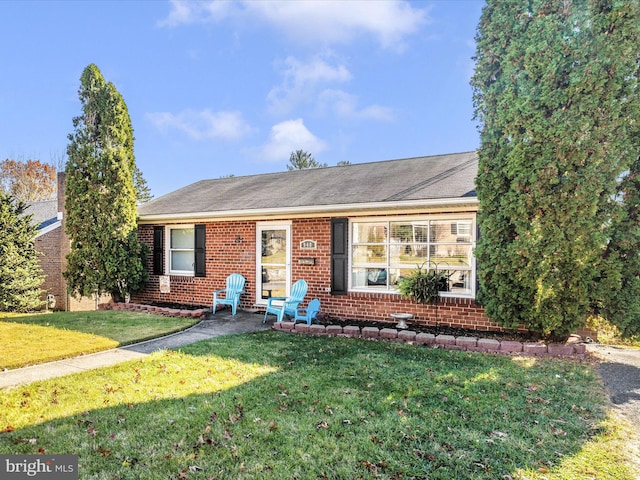 single story home with a front lawn