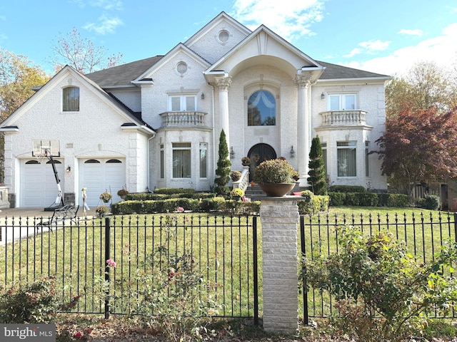 view of front of house featuring a front yard