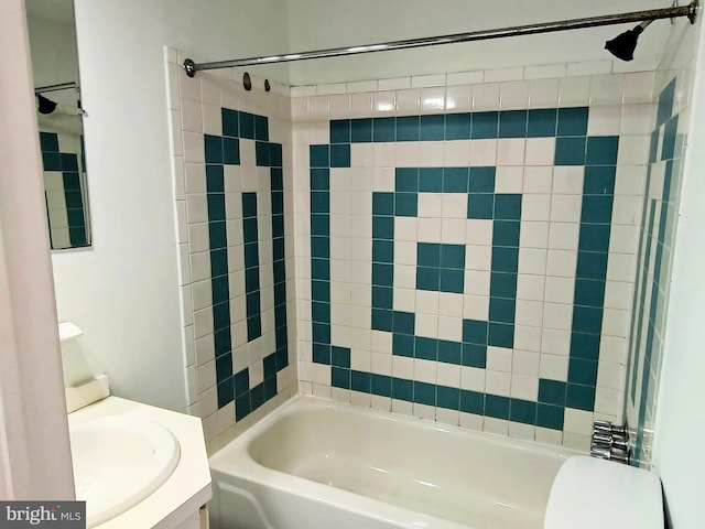 bathroom with vanity and tiled shower / bath