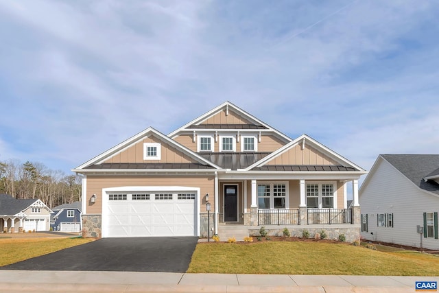 craftsman-style home with a front lawn and covered porch